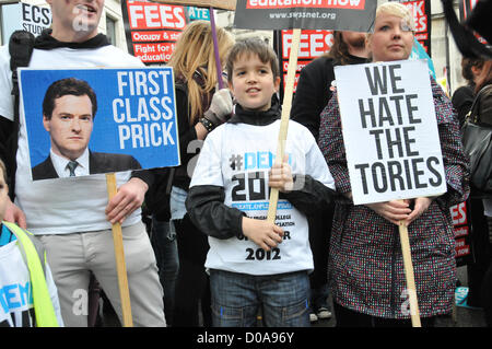 Argine, Londra, Regno Unito. Il 21 novembre 2012. Persone tenere banner come la dimostrazione contro l'istruzione tagli inizia. #Demo 2012, migliaia di studenti di marzo e la protesta attraverso il centro di Londra contro i tagli nel settore dell'istruzione. Foto Stock