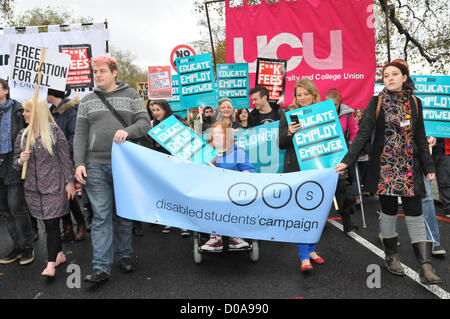 Argine, Londra, Regno Unito. Il 21 novembre 2012. Il marzo, alcuni in carrozzina si muove lungo il terrapieno come la dimostrazione inizia. #Demo 2012, migliaia di studenti di marzo e la protesta attraverso il centro di Londra contro i tagli nel settore dell'istruzione. Foto Stock