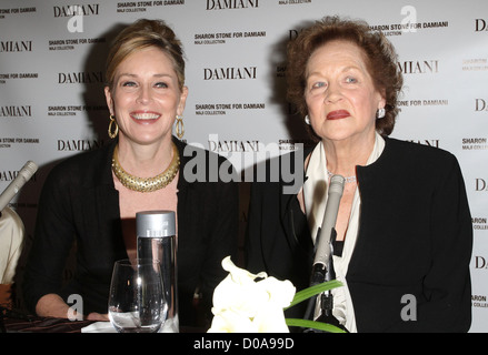 Sharon Stone e Dorothy Stone Sharon Stone lancia la sua collezione Damiani che benefici in discesa la benna il Beverly Foto Stock