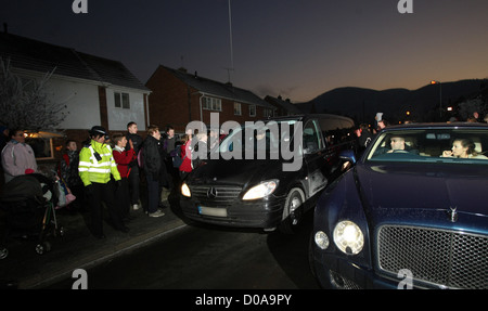 Atmosfera Cheryl Cole accompagna Cher Lloyd in occasione di una visita alla casa natale di Malvern Malvern, Worcestershire - 07.12.10 Foto Stock