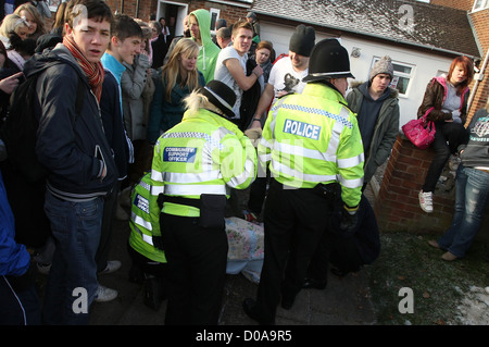 Atmosfera Cheryl Cole accompagna Cher Lloyd in occasione di una visita alla casa natale di Malvern Malvern Worcestershire Foto Stock