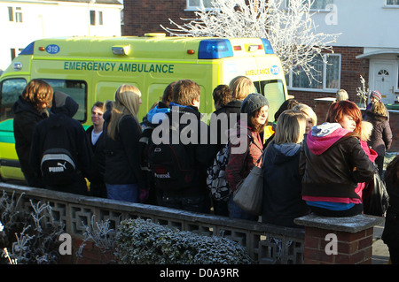 Atmosfera Cheryl Cole accompagna Cher Lloyd in occasione di una visita alla casa natale di Malvern Malvern, Worcestershire - 07.12.10 Foto Stock