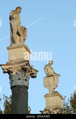 ALAMEDA DE HERCULES SQUARE HERCULES E CESARE colonne Siviglia Andalusia Spagna Foto Stock