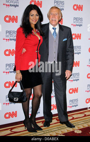 Bruce Forsyth e sua moglie Wilnelia Merced arrivando al lancio della CNN 'Piers Morgan Tonight" al Mandarin Oriental Foto Stock