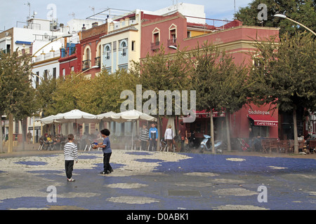 Bambini gioco d'acqua Alameda de Hercules SQUARE HERCULES E CESARE colonne Siviglia Andalusia Spagna Foto Stock