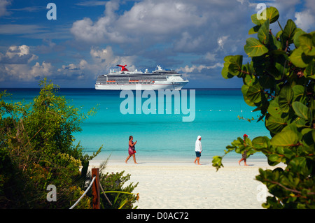 Sulla spiaggia di Half Moon Kay - Bahamas Foto Stock