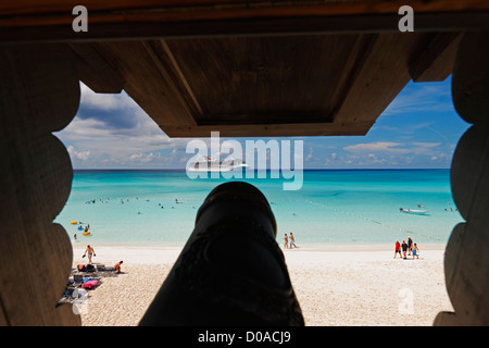 Sulla spiaggia di Half Moon Kay - Bahamas Foto Stock