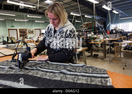 Donna che lavorano in officina del maglione islandese KIDKA in fabbrica la fabbrica della lana SHOP HVAMMSTANGI ISLANDA EUROPA Foto Stock