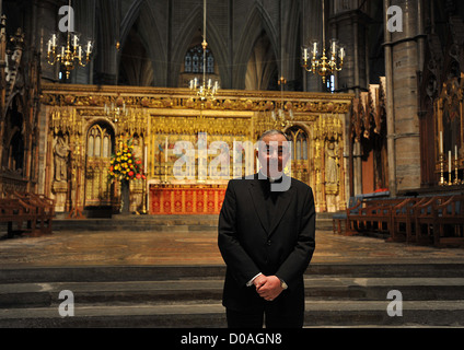 Il decano di Westminster Abbey, il diritto Revd. Il dott. John Hall vista interna dell'Abbazia di Westminster dove il principe William e Kate Foto Stock