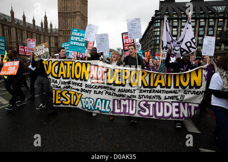 Londra, Regno Unito. Il 21 novembre 2012. Gli studenti che protestavano davanti al Parlamento contro le tasse di iscrizione, tagli e libertà per la Striscia di Gaza. Londra, Regno Unito, 21/11/2012. Credito: Mario Mitsis / Alamy Live News Foto Stock