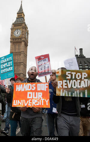 Londra, Regno Unito. Il 21 novembre 2012. Gli studenti che protestavano davanti al Parlamento contro le tasse di iscrizione, tagli e libertà per la Striscia di Gaza. Londra, Regno Unito, 21/11/2012. Credito: Mario Mitsis / Alamy Live News Foto Stock