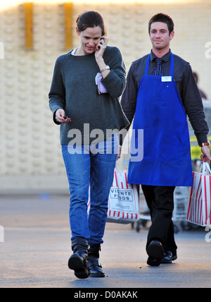 Jennifer Garner chat sul suo cellulare come fa il suo ritorno alla sua auto dopo lo shopping al vincente di alimenti Brentwood, Foto Stock