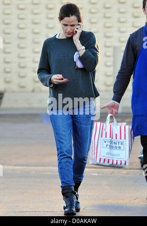 Jennifer Garner chat sul suo cellulare come fa il suo ritorno alla sua auto dopo lo shopping al vincente di alimenti Brentwood, Foto Stock