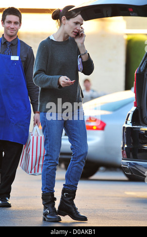 Jennifer Garner chat sul suo cellulare come fa il suo ritorno alla sua auto dopo lo shopping al vincente di alimenti Brentwood, Foto Stock