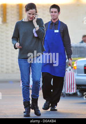 Jennifer Garner chat sul suo cellulare come fa il suo ritorno alla sua auto dopo lo shopping al vincente di alimenti Brentwood, Foto Stock