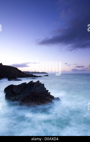 Alba sul rame testa presi dalla spiaggia Freathy Whitsand Bay Cornwall Regno Unito Foto Stock