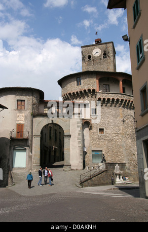 La vecchia città fortificata di Castelnuovo di Garfagnana nel nord della Toscana, Italia Foto Stock