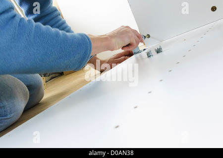 Fai Da Te Basso Angolo Di Una Donna Ikea Montaggio Flat Pack Mobili