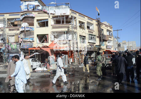 Il personale addetto alla sicurezza e le persone si radunano presso il sito dopo la bomba che è stata piantata su un ciclo di Shahbaz città di Quetta Mercoledì, Novembre 21, 2012. Almeno sette persone uccise tra cui tre FC personale e più di sedici feriti in esplosione, personale di FC sono stati presi di mira in attacco. Foto Stock