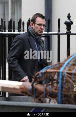 David Cameron's communications director Andy Coulson arriva a Downing Street Londra Inghilterra - 03.12.10 Foto Stock