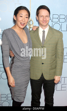 Sandra Oh, John Cameron Mitchell New York premiere di 'Foro di coniglio" tenutasi presso il teatro di Parigi - Gli arrivi di New York City, Stati Uniti d'America - Foto Stock