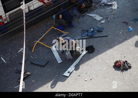 Gli esperti di polizia giudiziaria israeliana ispezionano la scena di un'esplosione in un autobus che è stato preso di mira in un attacco di bombardamento a Tel Aviv il 21 novembre 2012 effettuato da un cittadino israeliano di discendenza araba, che a distanza ha detonato un dispositivo esplosivo, che aveva nascosto in anticipo sull'autobus. Foto Stock