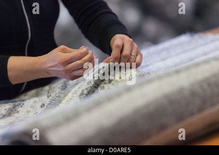 Donna che lavorano in officina di un pullover islandese KIDKA in fabbrica la fabbrica della lana SHOP HVAMMSTANGI ISLANDA DEL NORD EUROPA Foto Stock