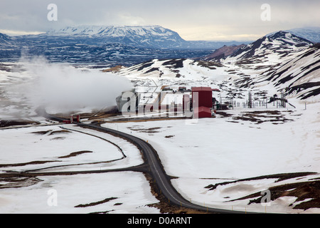 Impianto geotermico nella neve zona geotermica di NAMAFJALL in inverno la regione intorno al Lago Myvatn Islanda del Nord Europa Foto Stock