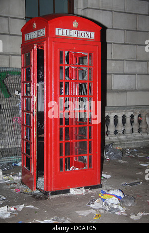 Un soggetto ad atti vandalici casella telefono come gli studenti protestano contro un aumento delle tasse nel central London Londra Inghilterra - 09.12.10 Foto Stock