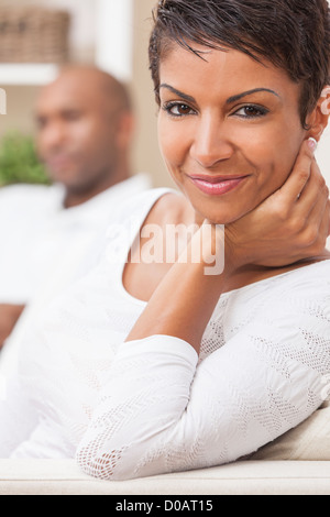 African American giovane, l uomo e la donna seduta, rilassante di una casa insieme Foto Stock