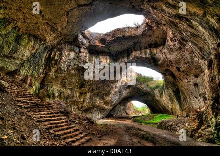 Grotta vicino villaggio Devetaki in Bulgaria Foto Stock