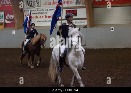 Giovani piloti su cavalli islandesi competizione equestre in Reykjavik Capitale dell Islanda EUROPA Foto Stock