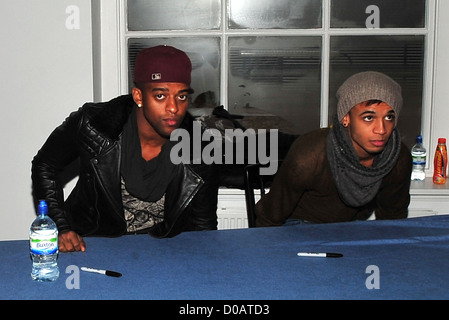 Oritse Williams e Aston Merrygold di JLS promozione e di firmare le copie del loro nuovo album a WH Smiths in Liverpool Liverpool, Foto Stock