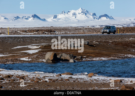 4 ruote motrici il veicolo sul percorso F35 o KJOLUR nella neve strada che attraversa gli altopiani del sud-ovest dell'Islanda Islanda EUROPA Foto Stock