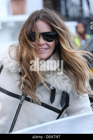 Elle MacPherson torna a casa dopo aver preso il suo figlio a scuola di Londra, Inghilterra - 25.11.10 Foto Stock