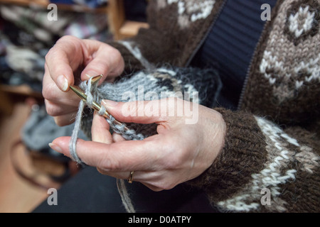 Maglieria Donna islandese un maglione di lana di pecora ISLANDA EUROPA Foto Stock