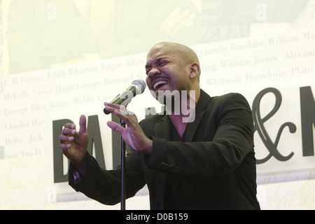 Dario de Haas prestazioni e firma del CD per Scott Alan 'che cosa voglio essere quando si crescere" tenutasi presso Barnes & Noble Bookstore, Foto Stock