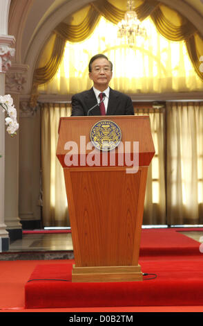 21 Nov, 2012. Bangkok , Thailandia. Il premier cinese Wen Jiabao durante una conferenza stampa presso la sede del governo . Wen Jiabao è arrivato a Bangkok in 20 Nov, 2012 . iniziato una visita di due giorni in Thailandia come parte di un tour regionale prima che passi verso il basso il prossimo anno. Lui s attesi per discutere di una maggiore cooperazione in settori quali l'istruzione e scambi di riso con il Primo Ministro Yingluck Shinawatra.Egli è anche in grado di soddisfare con 84-anno-vecchio Re Tailandese Bhumibol Adulyadej e con i membri dell'Thai-Chinese Camera di Commercio. Foto Stock