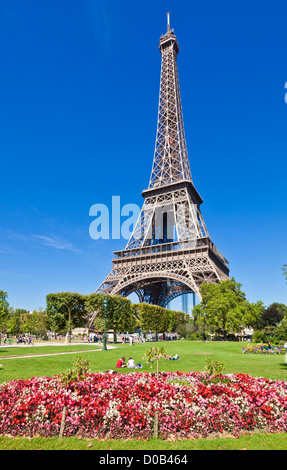 Torre Eiffel contro un cielo azzurro Parigi Francia EU Europe Foto Stock