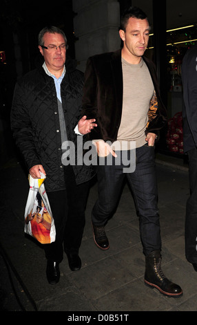 John Terry fuori e circa a Mayfair dopo cena prima di sera a Langan del ristorante di Londra, Inghilterra - 26.11.10 Foto Stock