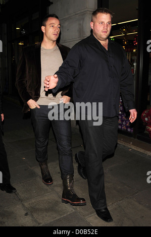 John Terry fuori e circa a Mayfair dopo cena prima di sera a Langan del ristorante di Londra, Inghilterra - 26.11.10 Foto Stock