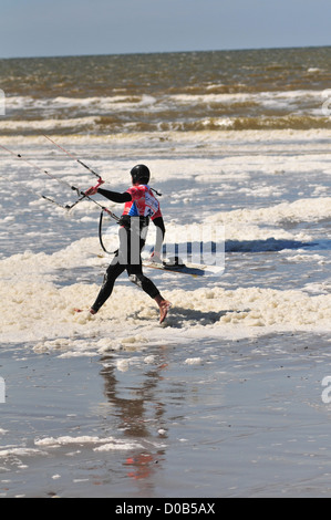 KITESURFER nelle onde Cayeux-sur-MER BAIA DI SOMME SOMME (80) FRANCIA Foto Stock