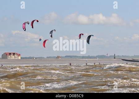 KITESURF IN ONDE Cayeux-sur-MER BAIA DI SOMME SOMME (80) FRANCIA Foto Stock