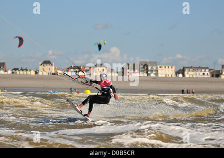 KITESURF IN ONDE Cayeux-sur-MER BAIA DI SOMME SOMME (80) FRANCIA Foto Stock