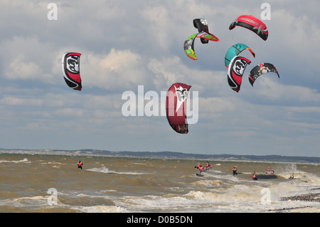 KITESURF IN ONDE Cayeux-sur-MER BAIA DI SOMME SOMME (80) FRANCIA Foto Stock