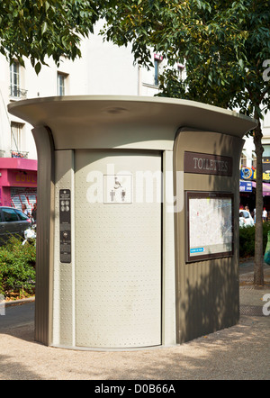 A gettone automatico di servizi igienici pubblici nel quartiere a luci rosse o Pigalle Montmartre Parigi Francia EU Europe Foto Stock