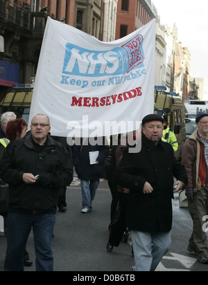 Atmosfera di una protesta contro i tagli nel settore pubblico dal governo avviene in Liverpool Liverpool, in Inghilterra - 11.12.10 Foto Stock