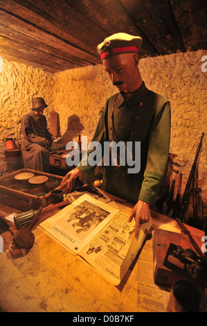 Soldato quotidiano di lettura SOMME 1916 Museo ripercorrendo la vita in trincea durante le battaglie SOMME PRIMA GUERRA MONDIALE ALBERT SOMME (80) Foto Stock