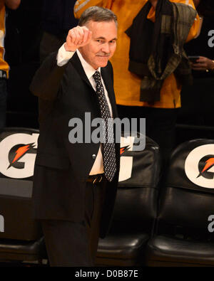 Nov. 21, 2012 - Los Angeles, California, Stati Uniti d'America - Nuova Los Angeles Lakers allenatore Mike D'Antoni onde per la folla nella sua prima apparizione come capo allenatore durante la partita contro le reti di Brooklyn Martedì, 20 novembre 2012 a Staples Center di Los Angeles, California. (Credito Immagine: © Jon Soohoo/Prensa Internacional/ZUMAPRESS.com) Foto Stock