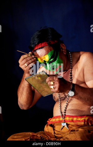 Kathakali performer di applicare il make up. Kathakali è il più ben noto dance drama dal sud dello stato indiano del Kerala. Foto Stock
